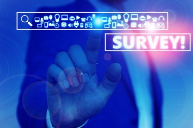 Anket'i gösteren metin işareti. Önceden tanımlanmış bir gruptan veri toplamak için kullanılan kavramsal fotoğraf araştırma yöntemi Akıllı cihaz kullanarak sunum sunan erkek giyim resmi iş elbisesi.