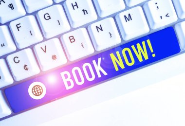 Şimdi Kitap'ı gösteren not yazma. Zaten beyaz arka plan üzerinde not kağıdı ile Beyaz pc klavye satın almış çünkü yer olması garanti İş fotoğraf vitrin.