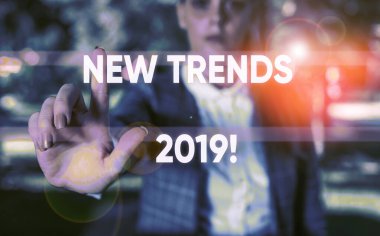 Kelime yazma metni Yeni Trendler 2019. Bir şeyin doğada geliştirdiği genel yön için iş kavramı, parmakla boş alana işaret ediyor.