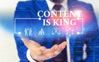 İçeriği Gösteren Not King'dir. İş fotoğraf vitrin içeriği bir web sitesinin başarısı için merkezi olduğuna inanıyorum Erkek sunum akıllı cihaz sunan resmi iş elbisesi giymek.