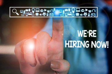 İşe Şimdi İşe Aldığımızı gösteren bir metin işareti. Kavramsal fotoğraf son zamanlarda birini istihdam veya belirli bir iş yapmak için birisi ödemek Kadın akıllı cihaz kullanarak sunum sunan resmi iş elbisesi giymek.