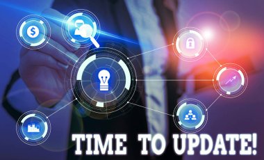 Güncelleştirme Zamanı'nı gösteren not yazma. İş fotoğraf vitrin bu bir şey daha modern yeni Kadın yapmak için doğru zaman resmi iş elbisesi akıllı cihaz kullanarak sunum sunan giymek.