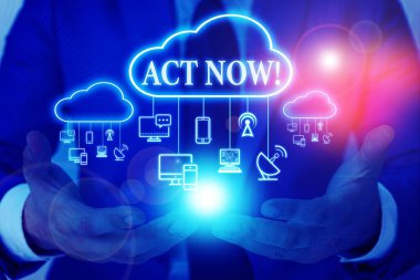 Kelime yazma metni Act Now. İş konsepti için tereddüt etmeyin ve hemen çalışmaya başlamak ya da işe başlamak Erkek insan giyim resmi iş elbisesi akıllı cihaz kullanarak sunum sunan.