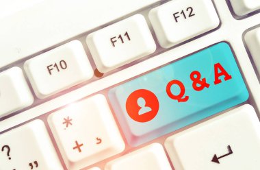 Sorusorulan sorular olarak tanımlanan Q Ve A. İş fotoğrafı vitrinini gösteren kavramsal el yazısı ve beyaz arka planın üzerinde not kağıdı yla Beyaz pc klavyeye yanıt verir.