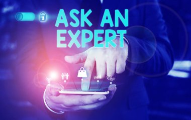 Bir Uzmansa Sor'u gösteren kavramsal el yazısı. İş fotoğraf metin bir şey veya bilgili Erkek resmi takım elbise sunum akıllı cihaz sunan hakkında beceri ye sahip birine danışın.