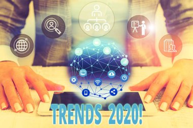 Kelime yazma metin Trends 2020. Sunum sunan kadın insan giyim resmi iş elbisesi geliştirmekte veya değiştirmekte olduğu genel yön için iş konsepti akıllı cihaz kullanın.