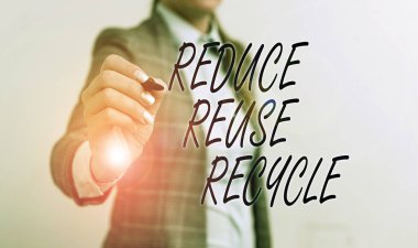 Yeniden Dönüştürmeyi Azalt'ı gösteren kavramsal el yazısı. İş fotoğraf metin çevreye duyarlı tüketici davranışı İş kadını kalem ile boş alanda işaret.