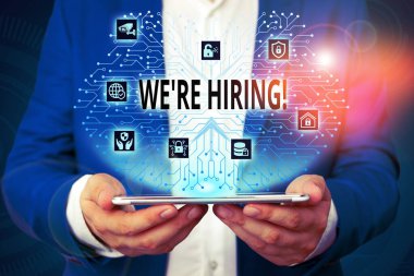 El yazısı metin yazma Biz Re Hiring vardır. Başvuruların gözden geçirilmesi ve adayların bulunması nın kavram anlamı erkek giyim resmi iş elbisesi sunumsunum akıllı cihaz kullanarak.