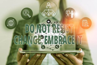 Don't Resist Change Embrace It. İş fotoğraf vitrin gösteren not açik yeni şeyler deneyin Pozitif Kadın insan giyim resmi iş elbisesi sunan akıllı cihaz.