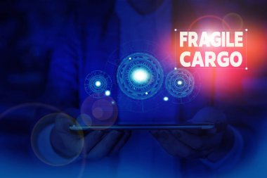 El yazısı metin yazma Fragile Cargo. Kavram anlamı Bakım Bubble Wrap Cam Tehlikeli Maddeler ile Kırılabilir Kolu Kadın akıllı cihaz kullanarak sunum sunan resmi iş elbisesi giymek.