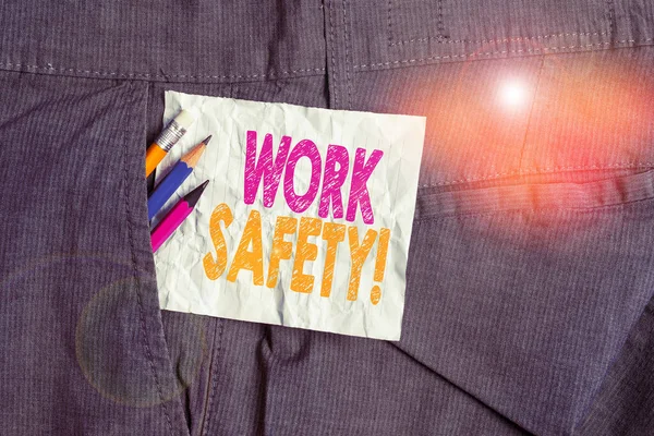 Znak tekstowy przedstawiający bezpieczeństwo pracy. Koncepcyjne zasady i procedury fotograficzne stosowane w celu zapewnienia zdrowia pracowników pisanie sprzętu i biały papier notatki wewnątrz kieszeni mężczyzn spodnie robocze. — Zdjęcie stockowe