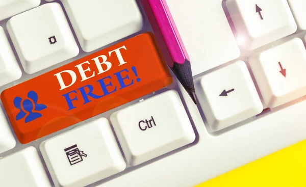 Nota di scrittura che mostra Debt Free. Business photo showcase non possiede alcun denaro a qualsiasi individuo o società tastiera bianca pc con carta nota sopra lo sfondo bianco . — Foto Stock