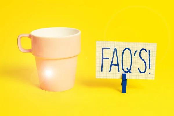 Ord skrivning text FAQ S. affärsidé för lista med frågor och svar om särskilda ämne Cup tomt papper blå klädnypa rektangel formad påminnelse gult kontor. — Stockfoto