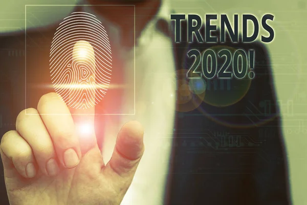 Handgeschreven tekst Trends 2020. Concept betekenis algemene richting waarin iets is het ontwikkelen of veranderen van mannelijke menselijke slijtage formele werk pak presentatie presenteren met behulp van smartapparaat. — Stockfoto