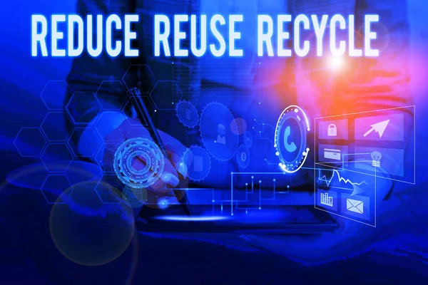 Szöveges jel, amely mutatja csökkentése újrafelhasználásának újrahasznosítása. Fogalmi fotó környezettudallyfelelősségteljes fogyasztói magatartás nő viseljen hivatalos öltönyt bemutató prezentáció segítségével intelligens eszköz. — Stock Fotó