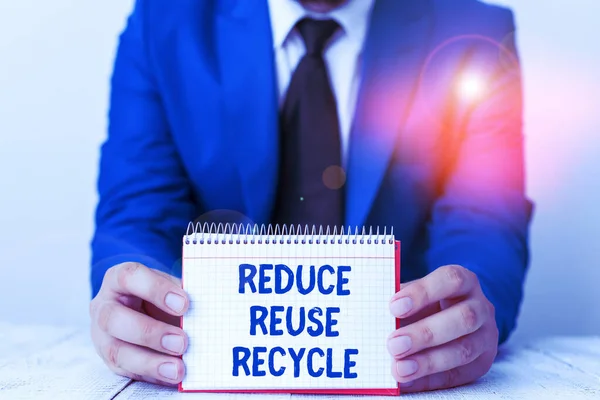 Κείμενο γραφής κειμένου μείωση επαναχρησιμοποίησης ανακύκλωσης. Επιχειρηματική έννοια για περιβαλλοντουπεύθυνη συμπεριφορά των καταναλωτών ο άνθρωπος κρατά άδειο χαρτί με χώρο αντιγραφής μπροστά του, διάστημα. — Φωτογραφία Αρχείου