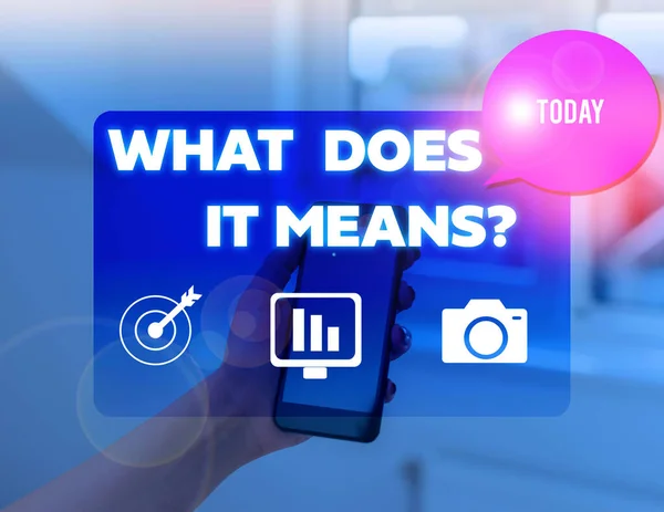 Escrita de mão conceitual mostrando o que isso significa Pergunta. Texto da foto de negócios perguntando significado algo dito e não entendo mulher smartphone fala bolha escritório suprimentos tecnologia . — Fotografia de Stock