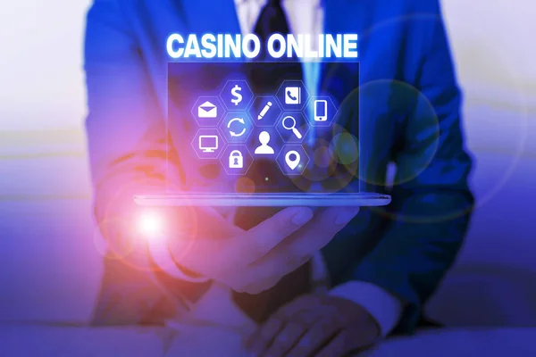 Signe texte montrant Casino en ligne. Photo conceptuelle Jeu de poker sur ordinateur Jeu Royal Bet Lotto Enjeux élevés . — Photo