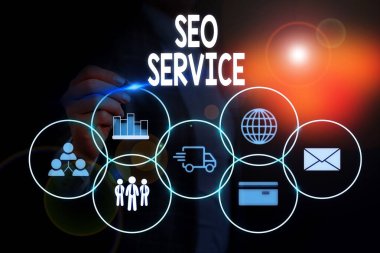 Kelime yazma metin Seo Service. Teknikler ve prosedürler için iş konsepti web sitesi görünürlüğünü artırmak için Kadın akıllı cihaz kullanarak sunum sunan resmi iş elbisesi giymek.