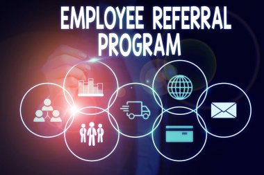 Kelime yazma metni Çalışan Tavsiye Programı. Çalışanlar için iş konsepti acemi tanıtmak için ödüllendirilir Kadın akıllı cihaz kullanarak sunum sunan resmi iş elbisesi giymek.