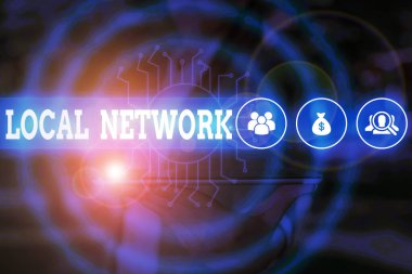 Kelime yazma metni Yerel Ağ. Intranet Lan Radyo Dalgaları Dsl Boradband Switch Bağlantı Kadın için iş konsepti akıllı cihaz kullanarak sunum sunan resmi iş elbisesi giymek.