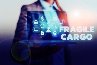 El yazısı metin yazma Fragile Cargo. Bakım Bubble Wrap Cam Tehlikeli Ürünler ile Kırılabilir Kolu anlamı.