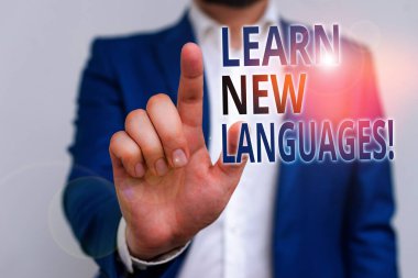 Kelime yazma metni Yeni Diller öğrenin. Boş alanda parmak la işaret mavi suit ve beyaz gömlek yabancı lang İşadamı iletişim yeteneği geliştirmek için iş konsepti.