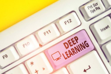 Derin Öğrenme'yi gösteren not yazma. İş fotoğraf vitrin Hiyerarşik Soyutlamalar Yapay Zeka Algoritması Beyaz pc klavye beyaz arka plan üzerinde not kağıdı ile.