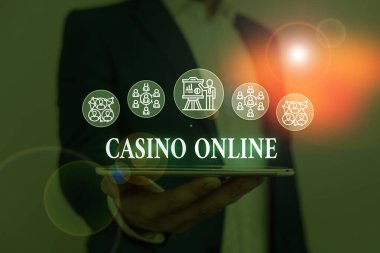 Casino Online'ı gösteren metin işareti. Kavramsal fotoğraf Bilgisayar Poker Oyunu Gamble Royal Bet Lotto High Stakes Erkek insan giyim resmi iş elbisesi sunum sunum akıllı cihaz kullanarak.