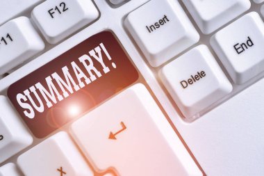 Özeti gösteren not yazma. İş fotoğrafı kısa bir açıklama veya bir şey konu beyaz bilgisayar klavye sinin ana noktalarının hesabı beyaz arka plan üzerinde not kağıdı ile vitrine.