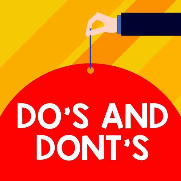 写笔记显示 Do S 和 Don t S. 商业照片展示规则或习俗有关某些活动或行动男性手臂针打大空白气球几何背景. — 图库照片