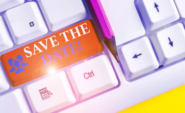 Escrevendo nota mostrando Save The Date. Foto de negócios mostrando eventos organizando bem fazer dia organizadores de eventos especiais Teclado pc branco com papel de nota acima do fundo branco . — Fotografia de Stock