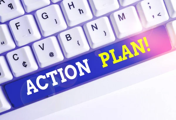 Konzeptionelle Handschrift mit Aktionsplan. Business-Fototext vorgeschlagene Strategie oder Vorgehensweise für bestimmte Zeit weiße PC-Tastatur mit Notizpapier über weißem Hintergrund. — Stockfoto