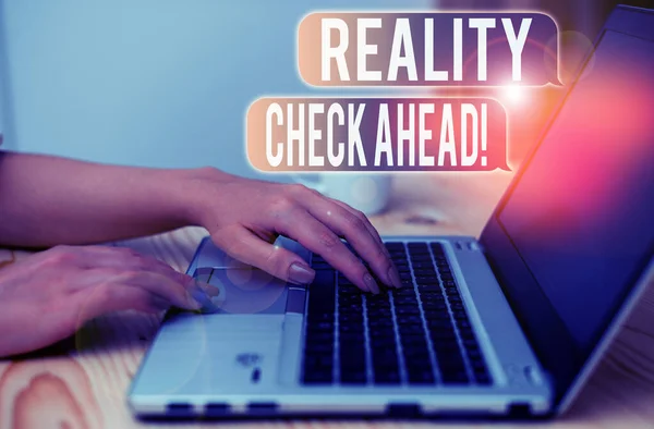 Написание текста Reality Check Ahead. Бизнес-концепция для делает их признать правду о ситуациях или трудностях женщина ноутбук компьютер смартфон кружка офис поставляет технологические устройства . — стоковое фото