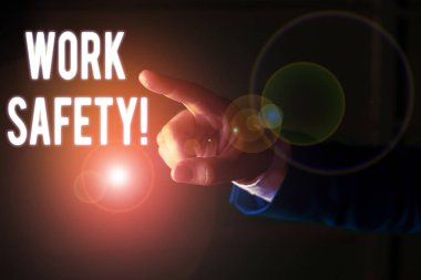 Kelime yazma metni İş Güvenliği. Çalışanların sağlığını sağlamak için uygulanan politika ve prosedürler için iş konsepti Parmakla işaret eden izole el. İş kavramı işaret parmağı.
