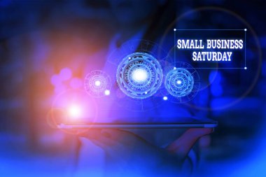 Small Business Cumartesi gösteren metin işareti. Kavramsal fotoğraf Amerikan alışveriş tatil Saturday Woman sırasında düzenlenen resmi iş elbisesi akıllı cihaz kullanarak sunum sunan giymek.