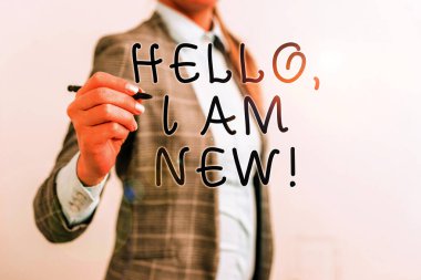 Merhaba Ben Yeniyim gösteren not yazma. Bir grupta kendini taze işçi veya öğrenci Olarak tanıtan İş fotoğrafı Kalemle boş alana işaret eden İş kadını.