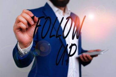 İzleme'yi gösteren metin işareti. Kavramsal fotoğraf zaten boş alanda parmak ile işaret mavi suit ve beyaz gömlek İşadamı başladı bir şey devamı.