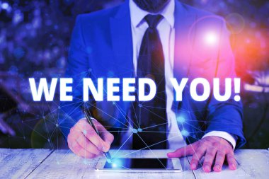 El yazısı metni Sana İhtiyacımız Var. Kavram belirli bir iş için birlikte çalışmak ya da hedef Erkek insan giyim resmi iş elbisesi akıllı cihaz kullanarak sunum sunan birinden soran anlamı.