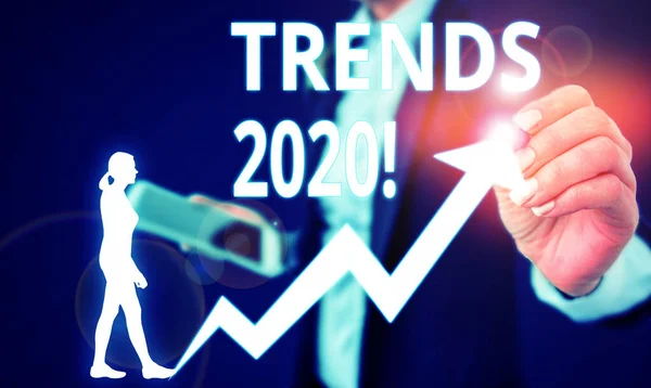 Conceptuele hand schrijven met de Trends 2020. Zakelijke foto tekst algemene richting waarin iets is het ontwikkelen of wijzigen van vrouwelijke menselijke slijtage formele werk pak presenteren smartapparaat. — Stockfoto