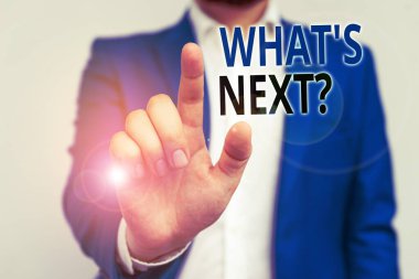 Kelime yazma metni Ne S Sonraki Soru. Onun gelen eylemleri veya davranışları hakkında gösteren soran iş konsepti Mavi süit ve boş alanda parmak ile işaret beyaz gömlek İşadamı.