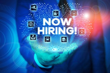 Kelime yazma metni Şimdi İşe. Gelecekteki çalışanlarla iş ilişkisinin değerlendirilmesi için iş konsepti Akıllı cihaz kullanarak sunum sunan erkek giyim resmi iş elbisesi.