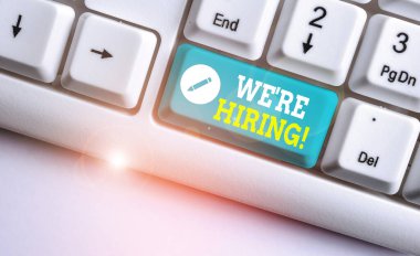 El yazısı metin Biz İşe Re. Kavram son zamanlarda birini istihdam veya beyaz arka plan tuşu kopyalama alanı üzerinde boş not kağıdı ile belirli bir iş Yapmak için birisi ödeme anlamı.