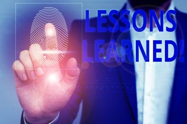 Öğrenilen Dersleri gösteren metin işareti. Kavramsal fotoğraf deneyimleri aktif akıllı cihaz kullanarak sunum sunan Erkek insan giyim resmi iş elbisesi alınmalıdır proje damıtılmış.