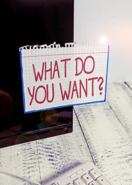 Ne İstiyorsanız Sorusu gösteren metin işareti. Kavramsal fotoğraf söylemek veya beyaz klavye yakınındaki siyah bilgisayar monitör ekranına bantlanmış bir şey Notation kağıt hakkında gösteren sormak için yazmak.