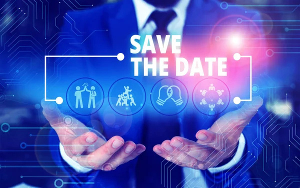 Texto de caligrafia Save The Date pergunta. Conceito que significa pedir a alguém para se lembrar de dia ou hora específica Masculino desgaste humano terno de trabalho formal apresentando apresentação usando dispositivo inteligente . — Fotografia de Stock