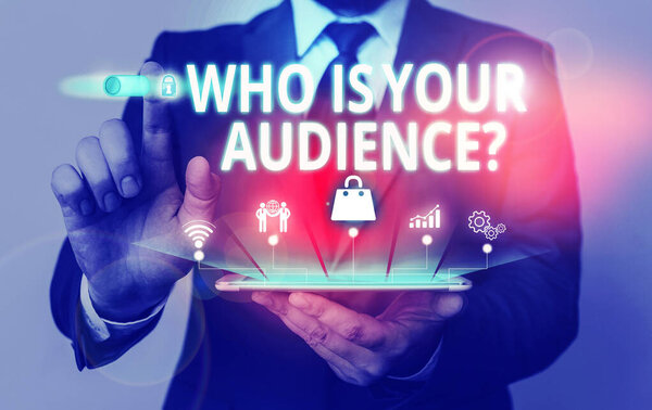 Пишу записку с вопросом о том, кто твоя аудитория. Деловые фото, демонстрирующие, кто смотрит или слушает его Мужской носить официальный костюм презентация смарт-устройство
.