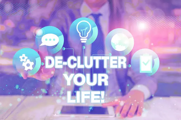 Texte montrant De Clutter Your Life. Photo conceptuelle enlever les éléments inutiles de lieux désordonnés ou surpeuplés Femme costume de travail formel de vêtements humains présentant présentation utilisation appareil intelligent . — Photo