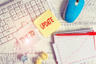 Güncelleştirme Süresini gösteren metin işareti. Kavramsal fotoğraf hareket bir şey ya da güncelleştirilmiş sürüm programı klasik ahşap masa üzerine yerleştirilen ekipman ve bilgisayar maddeleri yazma güncelleme.
