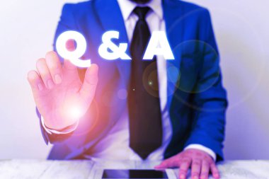 Soru sorulur ve önündeki işaret parmağı ile İşadamı cevaplar kavram anlamı Q Ve A. yazma el yazısı metin.